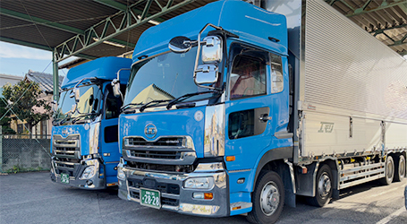 大型トラックが道路を走行している写真